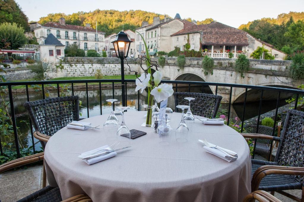 Hotel Restaurant Charbonnel Brantome Exterior photo